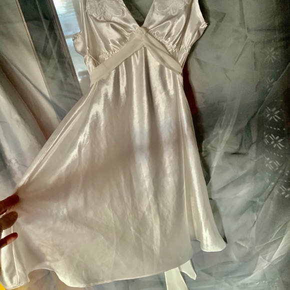 NWOT Silky Detailed Gown - Picture 2 of 4